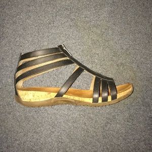 bearpaw layla sandal